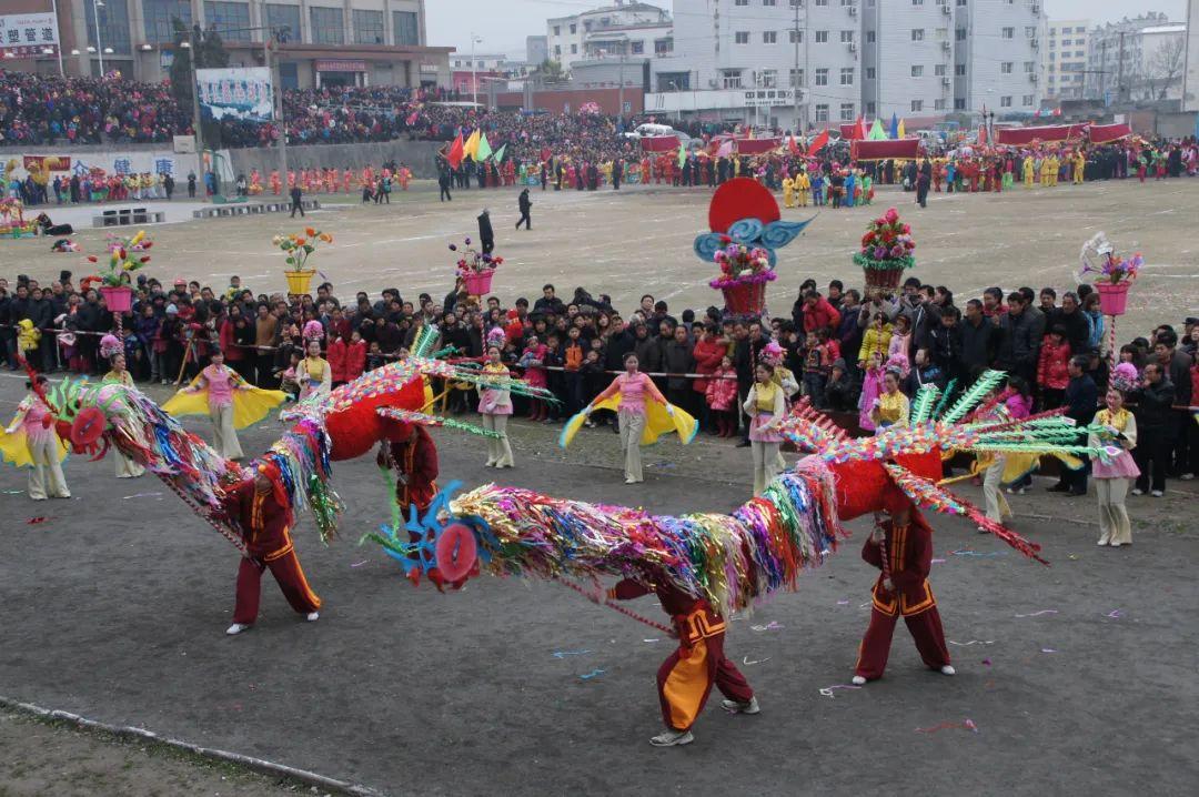 辽宁朝阳一女神形象花灯引争议