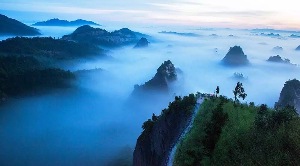 云雾中的大佛，震撼心灵之旅