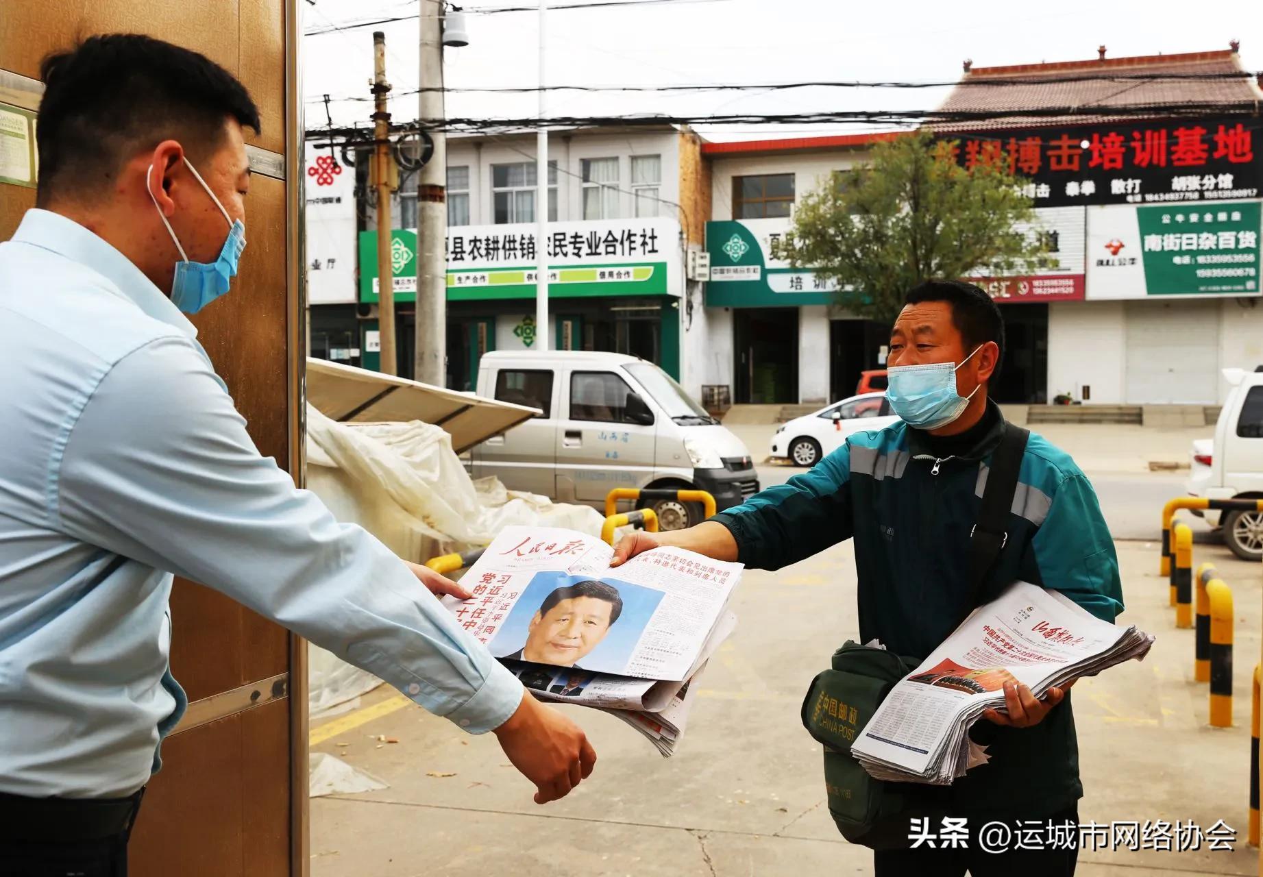 餐馆因门上喜报走红，一则关于成功与创意的故事