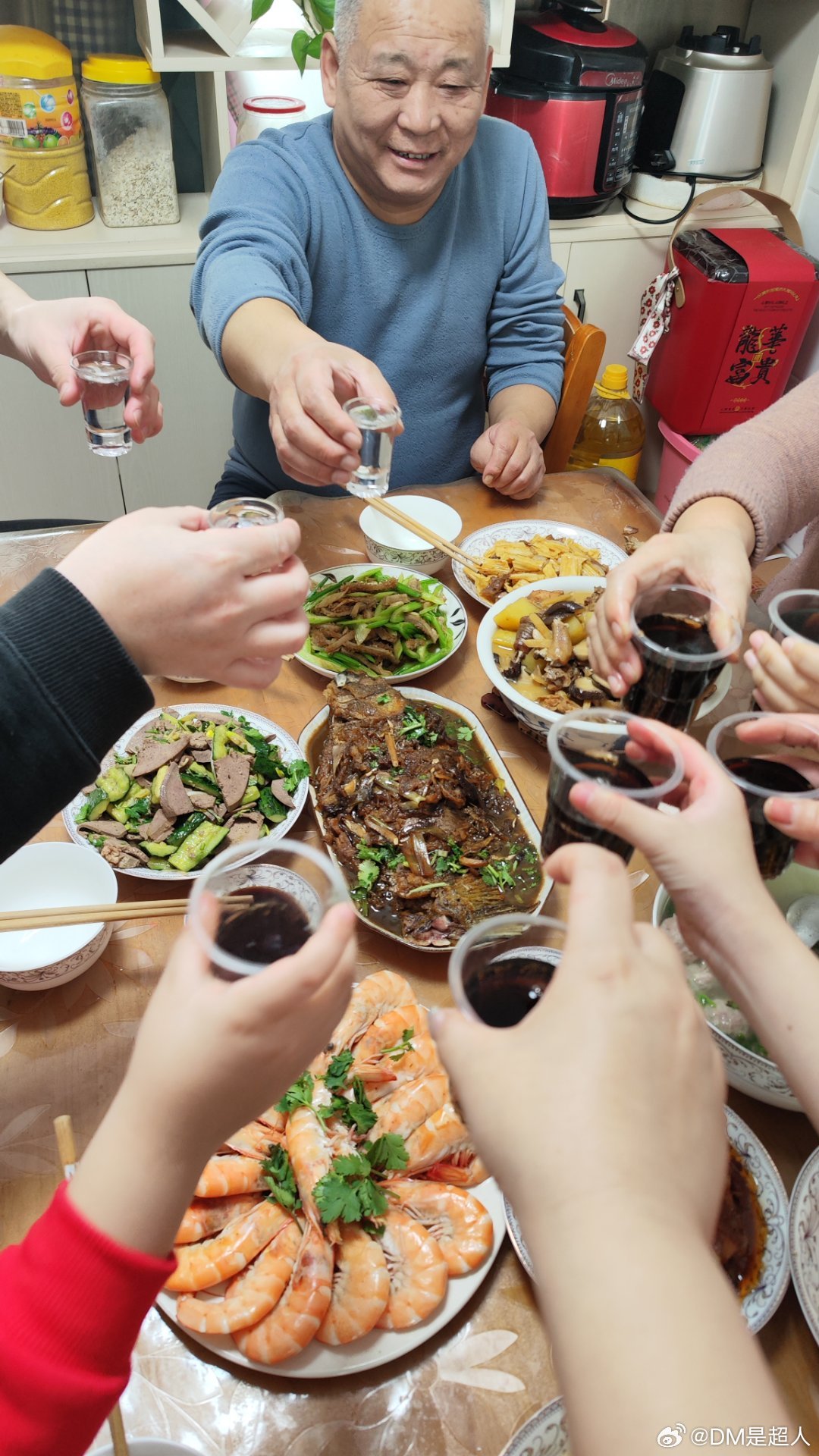 凌晨四五点的特殊年夜饭，困意中的温馨团聚