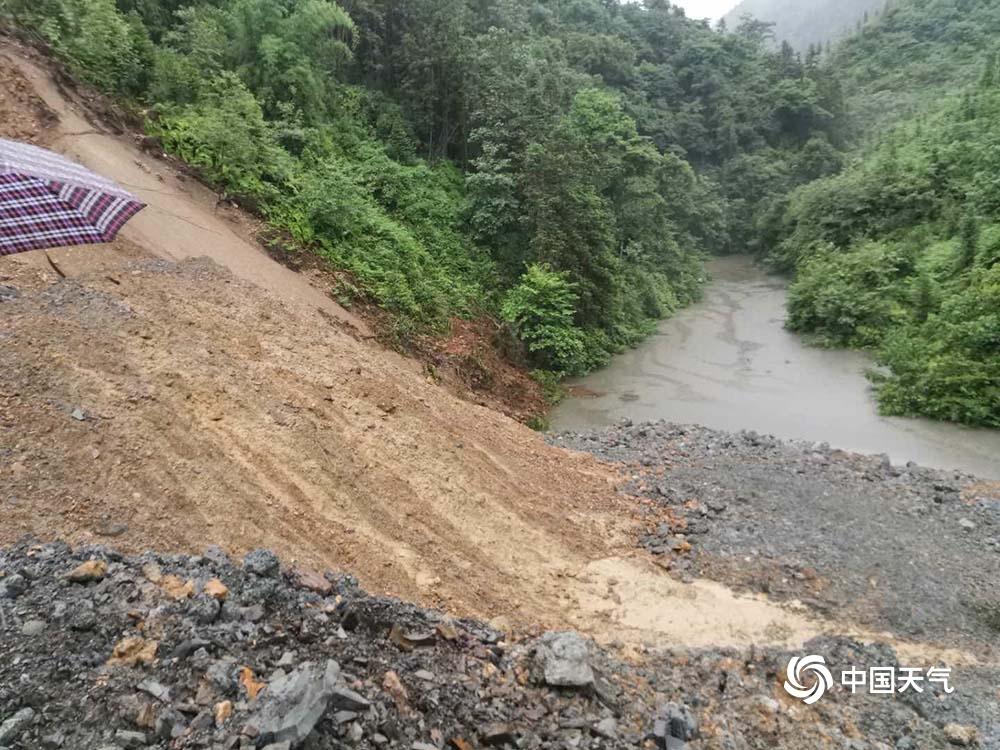 航拍揭秘四川筠连山体滑坡现场，震撼与揪心并存！