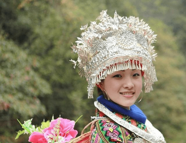 震撼！出嫁多年的苗族女子神秘归乡，银帽背后的故事引人深思