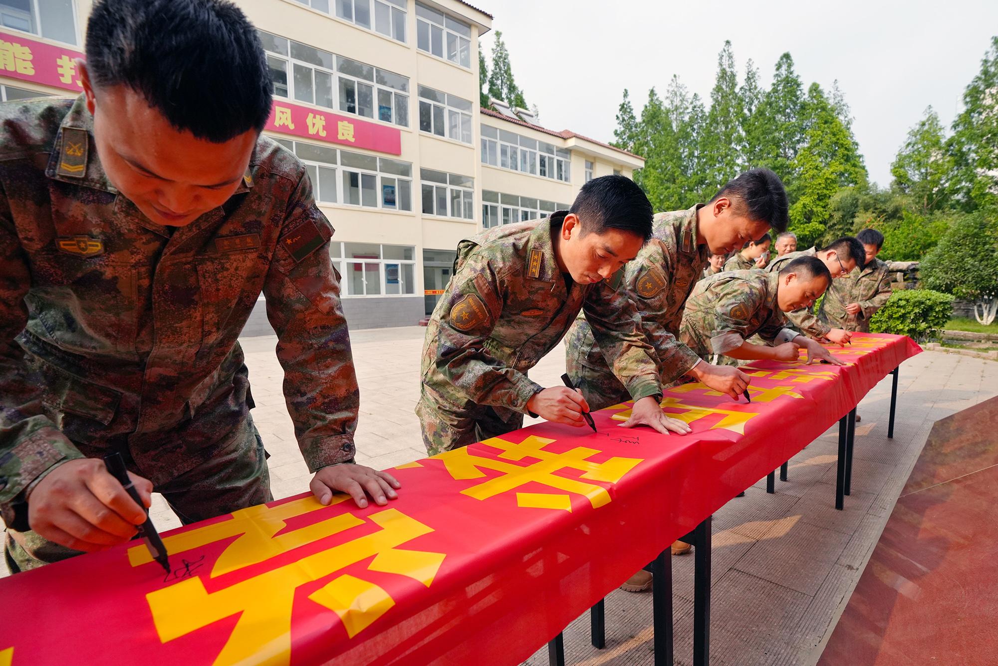 女汽车兵与丈夫任务途中的深情相遇，战地重逢的感人瞬间