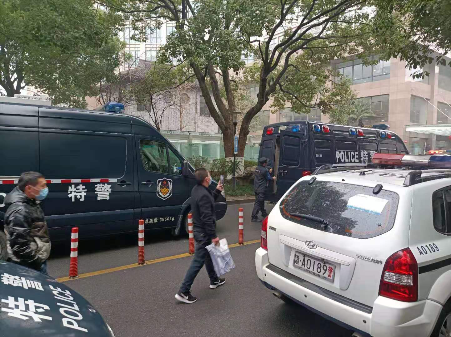 紧急约谈电话背后隐藏真相，警车别车事件目击者的惊魂时刻