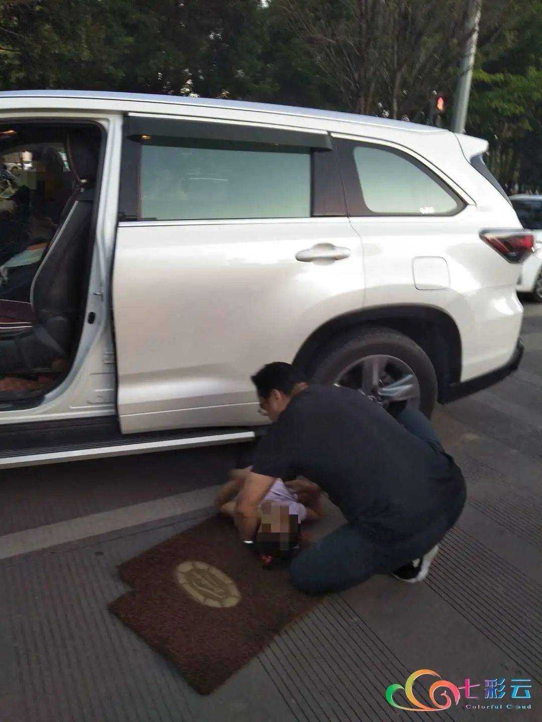 父母车祸惊魂未定，爱车显灵女子跪谢——一场关于爱与感恩的传奇