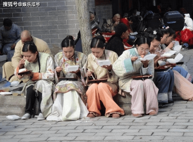 研究生横店群演之旅，揭秘学生昼夜双面生活背后的故事