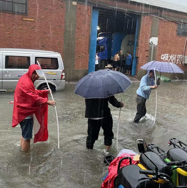 郑州暴雨英雄菜刀哥辞世，英勇事迹永铭人心！