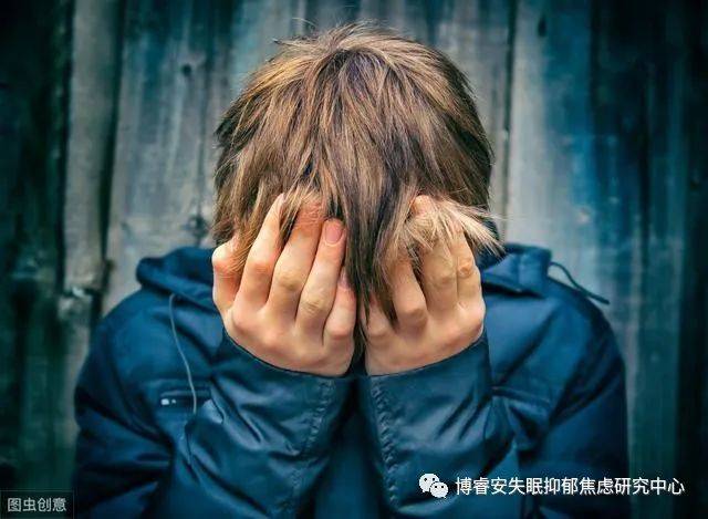 抑郁症少年泣诉「孤独奋战」，面对老师批评时的无声挣扎，与孩子「站在一起」的力量究竟有多强大？