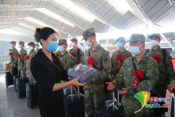 北京西站转运新兵入伍 女兵队伍亮眼