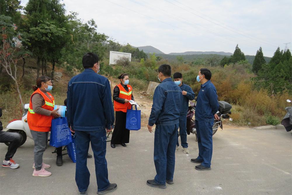 河南焦作山火蔓延 直升机取水灭火